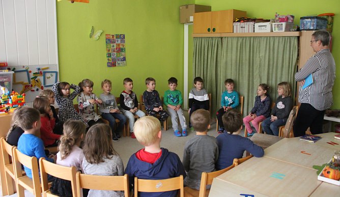 Vorlesen bei Junioren und Senioren (Foto: Karl-Heinz Herrmann)