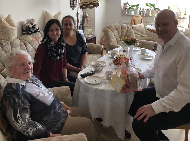 Zum 95. Geburtstag gratuliert (Foto: Yvonne Kraft) Zum 95. Geburtstag gratuliert (Foto: Yvonne Kraft)