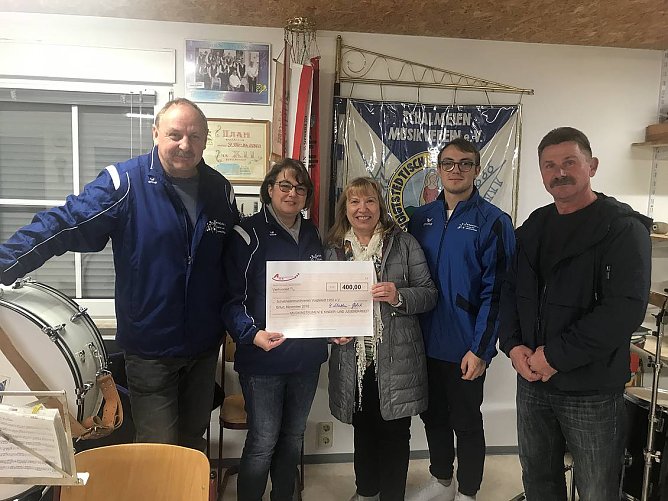 Scheck&uuml;bergabe an Schalmeienmusikverein (Foto: Die Linke)