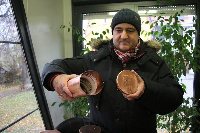 Turmhaube mit Dokumenten best&uuml;ckt (Foto: Karl-Heinz Herrmann)
