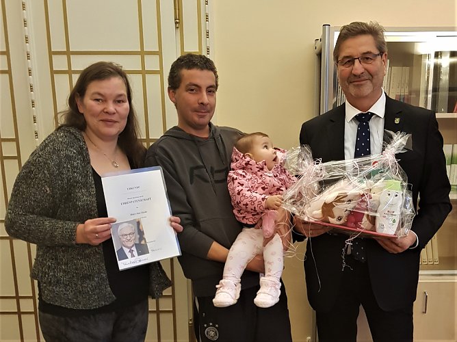 &Uuml;bergabe der Ehrenpatenschaft f&uuml;r Mary-Ann (Foto: Landratsamt Kyffh&auml;userkreis)