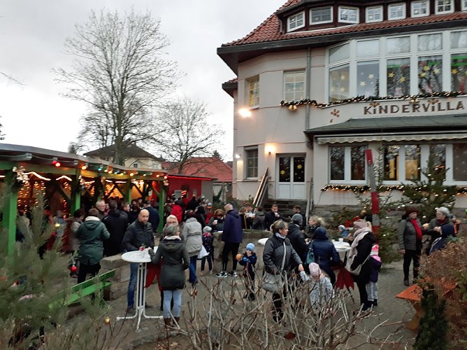 Gem&uuml;tlicher Weihnachtsmarkt in der Kindervilla (Foto: Kindervilla)