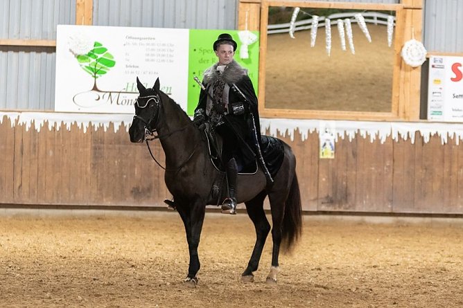 Schnee und Eis zum Weihnachtsmärchen in Heygendorf (Foto: Alexander Behrbohm) Schnee und Eis zum Weihnachtsmärchen in Heygendorf (Foto: Alexander Behrbohm)