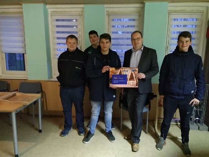 Spende für Jugendclub in Esperstedt (Foto: privat) Spende für Jugendclub in Esperstedt (Foto: privat)