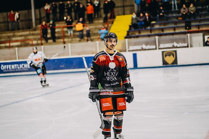 Fritz Hessel zog sich bei einer ungl&uuml;cklichen Situation kurz nach Beginn des 2. Drittels eine Knieverletzung zu (Foto: Max Bauer)