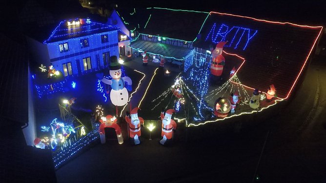 Ein kleines Dorf wird in Weihnachtsstimmung versetzt (Foto: Alice Mattauch)
