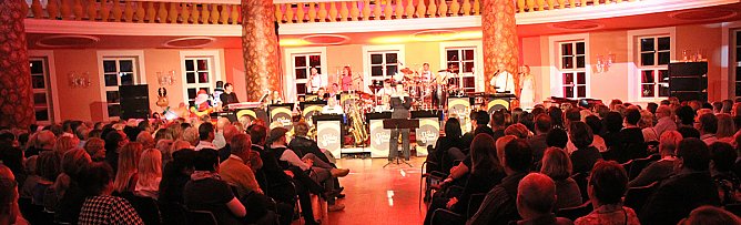 Wieder stehende Ovationen im Achteckhaus (Foto: Karl-Heinz Herrmann) Wieder stehende Ovationen im Achteckhaus (Foto: Karl-Heinz Herrmann)