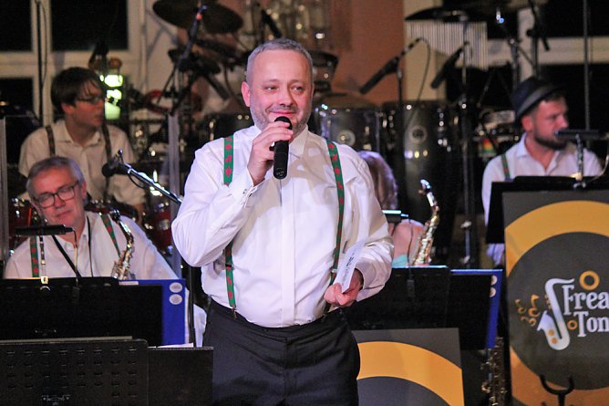 Wieder stehende Ovationen im Achteckhaus (Foto: Karl-Heinz Herrmann) Wieder stehende Ovationen im Achteckhaus (Foto: Karl-Heinz Herrmann)