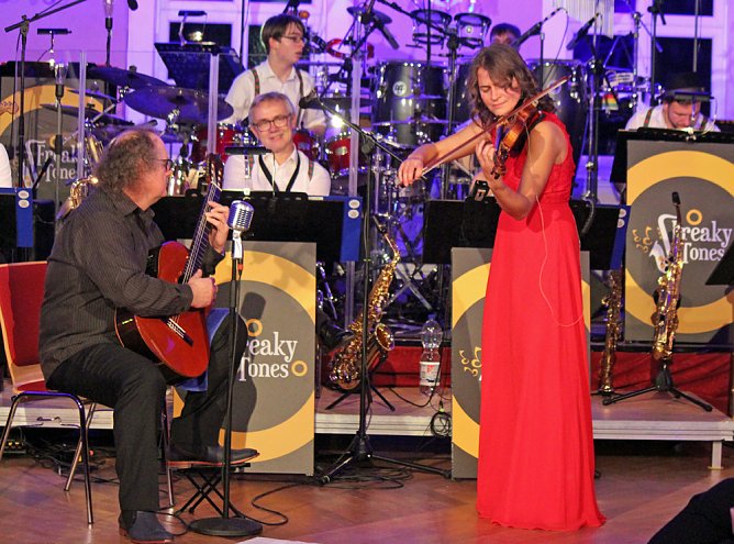 Wieder stehende Ovationen im Achteckhaus (Foto: Karl-Heinz Herrmann) Wieder stehende Ovationen im Achteckhaus (Foto: Karl-Heinz Herrmann)