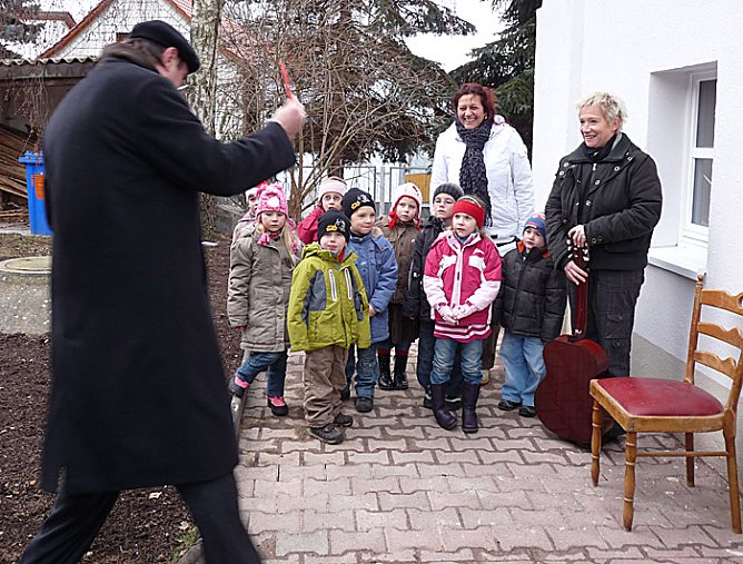 Bürgermeister mit Gutscheinen unterwegs (Foto: Karl-Heinz Herrmann) Bürgermeister mit Gutscheinen unterwegs (Foto: Karl-Heinz Herrmann)