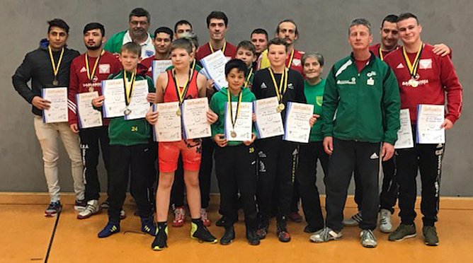 Medaillensegen f&uuml;r AC Germania Artern in Halle (Foto: Anne L&uuml;ttich)