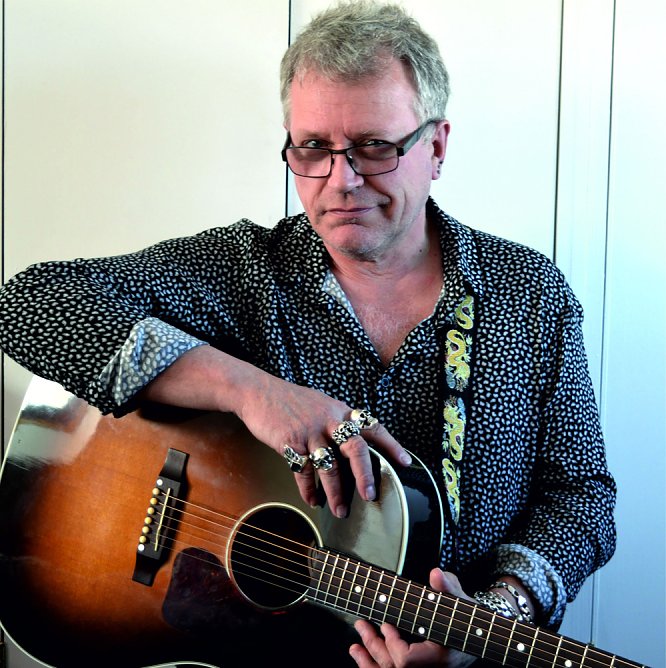 Liedermacher im Konzert (Foto: Hari Johnson)