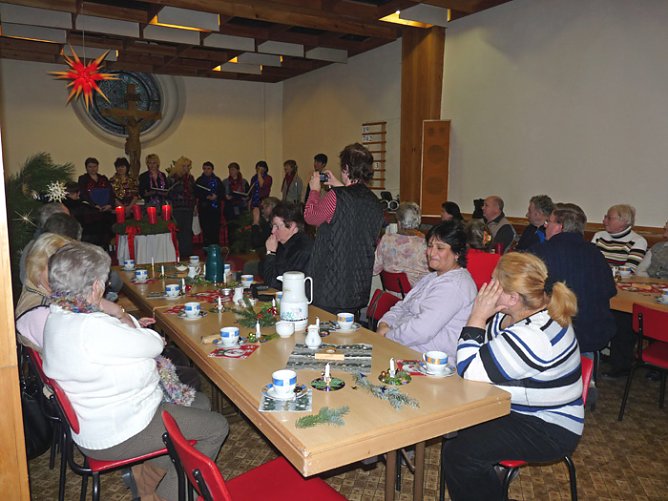 Adventsfeier der Migranten (Foto: Karl-Heinz Herrmann) Adventsfeier der Migranten (Foto: Karl-Heinz Herrmann)