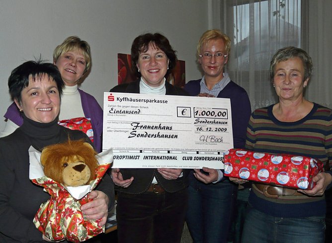 Scheck an Frauenhaus Sondershausen (Foto: Antje Burghardt) Scheck an Frauenhaus Sondershausen (Foto: Antje Burghardt)