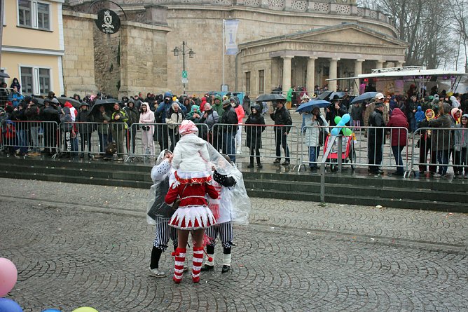 Rosenmontagsumzug nass gemacht (Foto: Karl-Heinz Herrmann)