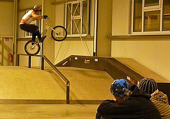 "Bikes in Motion" in der Skaterhalle Sondershausen (Foto: Karl-Heinz Herrmann) "Bikes in Motion" in der Skaterhalle Sondershausen (Foto: Karl-Heinz Herrmann)