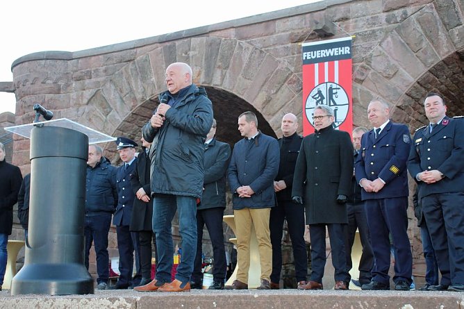 &Uuml;bergabe Einsatzfahrzeuge der Rettungskr&auml;fte (Foto: Karl-Heinz Herrmann)