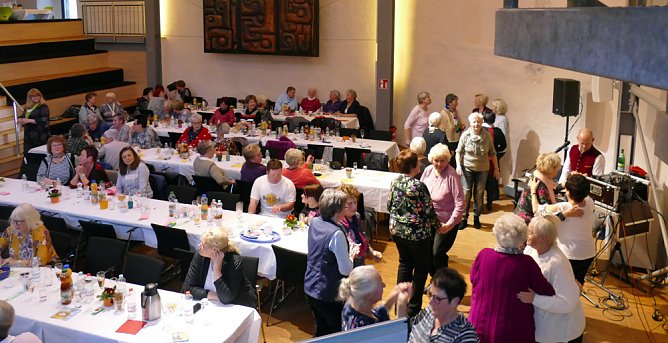 Frauentagsfeier mit dem schönsten Musiker Thüringens (Foto: Landratsamt Kyffhäuserkreis) Frauentagsfeier mit dem schönsten Musiker Thüringens (Foto: Landratsamt Kyffhäuserkreis)