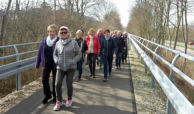 Wanderer auf Tour (Foto: Karl-Heinz Herrmann) Wanderer auf Tour (Foto: Karl-Heinz Herrmann)