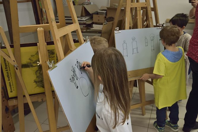 Kleine Leute besuchen gro&szlig;e Kunst (Foto: Fred B&ouml;hme)