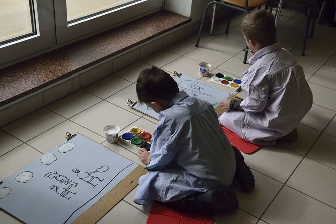 Kleine Leute besuchen gro&szlig;e Kunst (Foto: Fred B&ouml;hme)