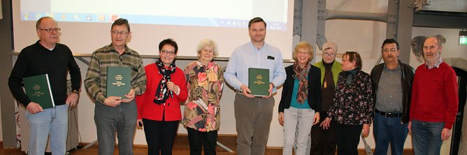 Transkript &uuml;bergeben (Foto: Karl-Heinz Herrmann)