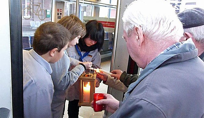 Friedenslicht in Sondershausen (Foto: Karl-Heinz Herrmann) Friedenslicht in Sondershausen (Foto: Karl-Heinz Herrmann)