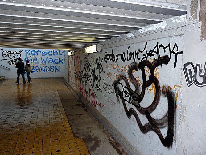 Geschmiere am Hauptbahnhof Sondershausen (Foto: Karl-Heinz Herrmann)