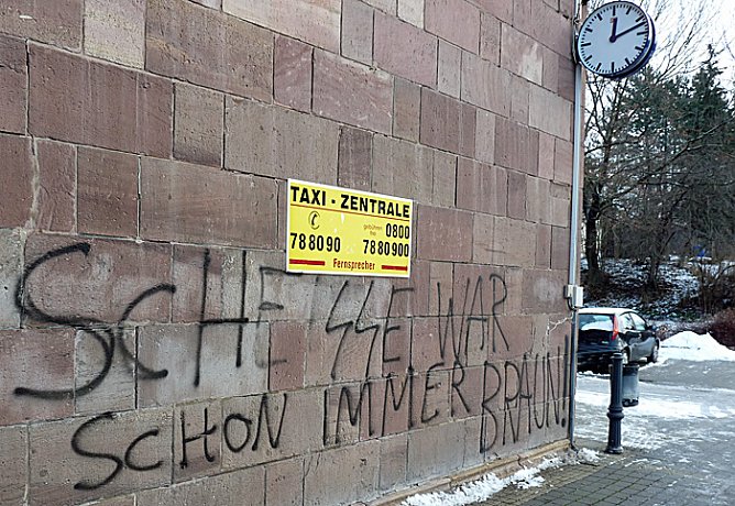 Geschmiere am Hauptbahnhof Sondershausen (Foto: Karl-Heinz Herrmann)