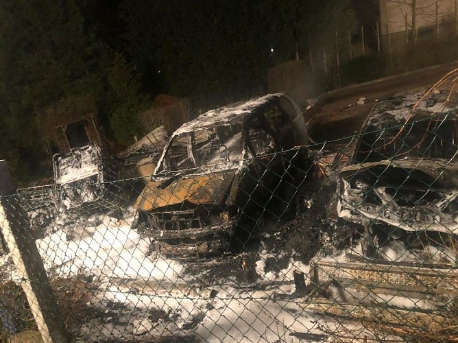 Carport und mehrere Fahrzeuge gehen in Flammen auf (Foto: Silvio Dietzel)