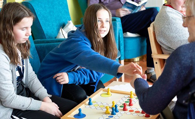 Jung trifft alt - Klosterschule trifft Wohnstift (Foto: Bernd Lindig)