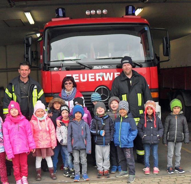 Jetzt kommt die Feuerwehr... (Foto: Kita Flohkiste) Jetzt kommt die Feuerwehr... (Foto: Kita Flohkiste)