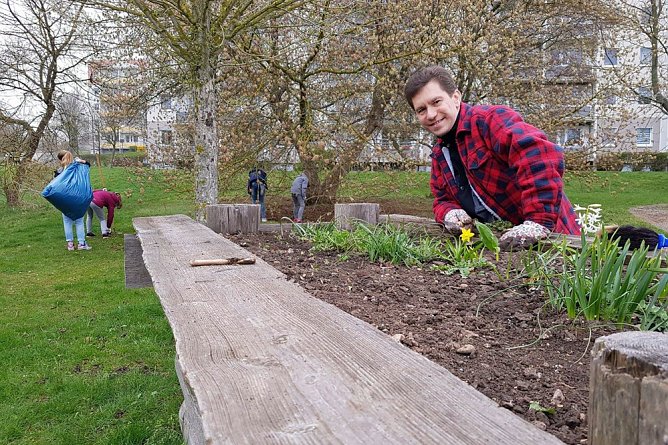Frühjahrsputz im Wohngebiet (Foto: Susanne Stadermann & Katrin Sieber) Frühjahrsputz im Wohngebiet (Foto: Susanne Stadermann & Katrin Sieber)