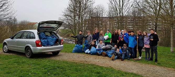 Frühjahrsputz im Wohngebiet (Foto: Susanne Stadermann & Katrin Sieber) Frühjahrsputz im Wohngebiet (Foto: Susanne Stadermann & Katrin Sieber)