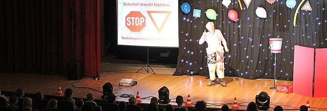 Mit Clown Hajo für mehr Sicherheit (Foto: Karl-Heinz Herrmann) Mit Clown Hajo für mehr Sicherheit (Foto: Karl-Heinz Herrmann)