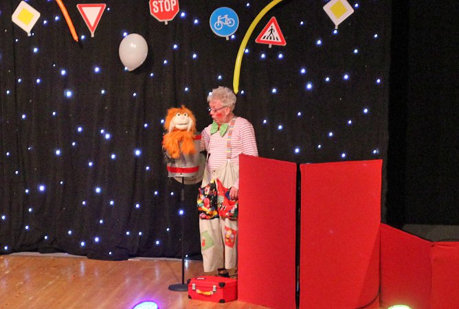 Mit Clown Hajo für mehr Sicherheit (Foto: Karl-Heinz Herrmann) Mit Clown Hajo für mehr Sicherheit (Foto: Karl-Heinz Herrmann)