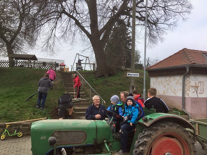Niederbösa- Ein Dorf macht sich schön (Foto: Alice Mattauch) Niederbösa- Ein Dorf macht sich schön (Foto: Alice Mattauch)