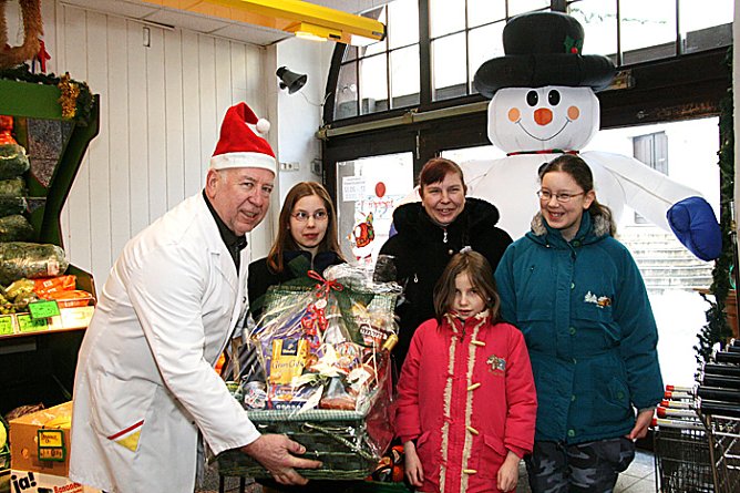 Weihnachtspräsentkorb übergeben (Foto: Günter Herting) Weihnachtspräsentkorb übergeben (Foto: Günter Herting)
