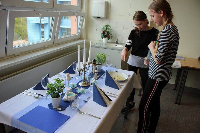 Den K&ouml;chinnen &uuml;ber die Schulter geschaut (Foto: Karl-Heinz Herrmann)