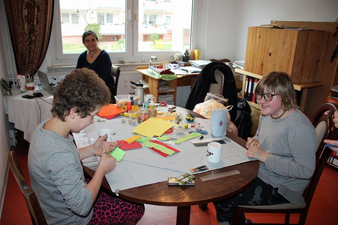 Beim Osterbasteln zugeschaut (Foto: Karl-Heinz Herrmann) Beim Osterbasteln zugeschaut (Foto: Karl-Heinz Herrmann)