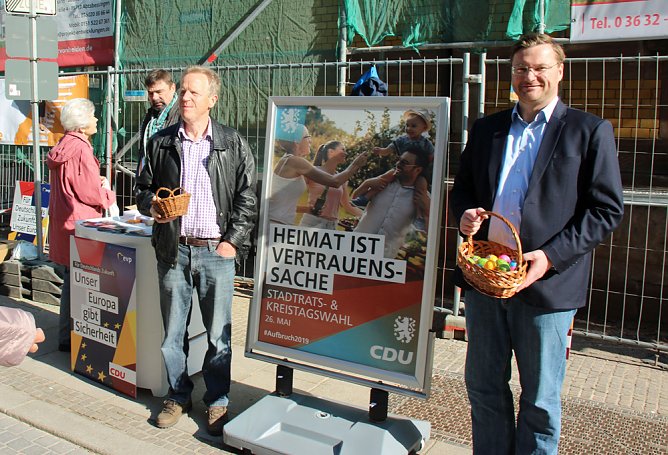 Ostereier an Klein und Groß verteilt (Foto: Karl-Heinz Herrmann) Ostereier an Klein und Groß verteilt (Foto: Karl-Heinz Herrmann)