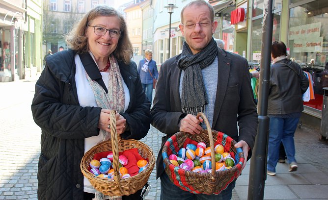Ostereier an Klein und Groß verteilt (Foto: Karl-Heinz Herrmann) Ostereier an Klein und Groß verteilt (Foto: Karl-Heinz Herrmann)