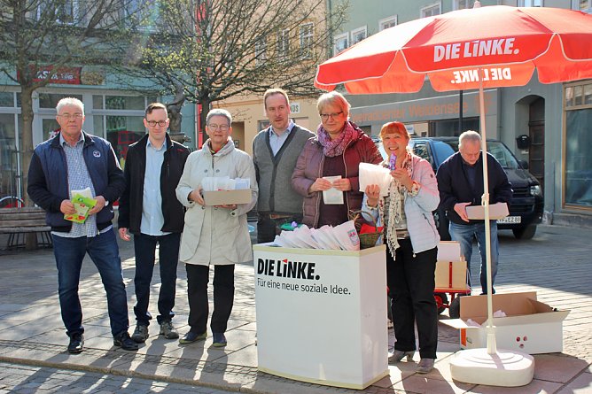 Ostereier an Klein und Groß verteilt (Foto: Karl-Heinz Herrmann) Ostereier an Klein und Groß verteilt (Foto: Karl-Heinz Herrmann)