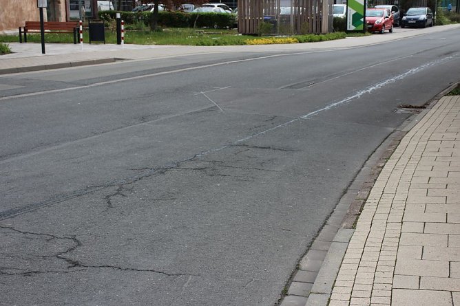 Vorsicht Ölspur (Foto: Karl-Heinz Herrmann) Vorsicht Ölspur (Foto: Karl-Heinz Herrmann)