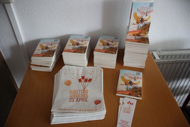 Kleine Raupe Nimmersatt in der Sondershäuser Bibliothek (Foto: Karl-Heinz Herrmann) Kleine Raupe Nimmersatt in der Sondershäuser Bibliothek (Foto: Karl-Heinz Herrmann)