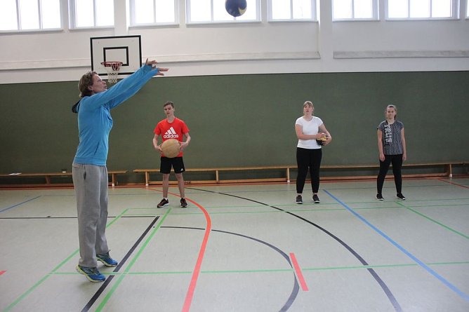 Spannendes Training mit erfolgreicher Sportlerin (Foto: Karl-Heinz Herrmann) Spannendes Training mit erfolgreicher Sportlerin (Foto: Karl-Heinz Herrmann)