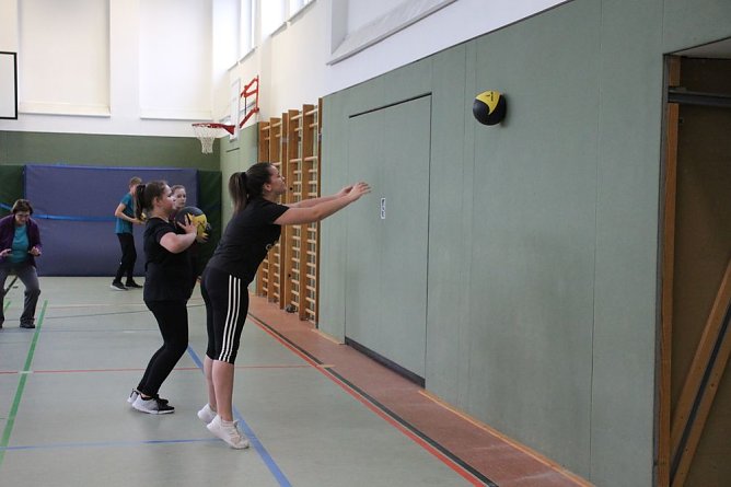 Spannendes Training mit erfolgreicher Sportlerin (Foto: Karl-Heinz Herrmann) Spannendes Training mit erfolgreicher Sportlerin (Foto: Karl-Heinz Herrmann)