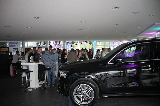 Nach der Arbeit ins Autohaus (Foto: Karl-Heinz Herrmann)