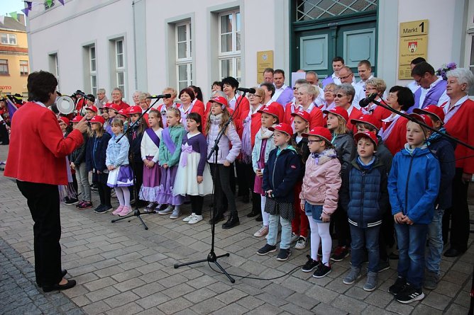 27. Fliederfest eröffnet - Verabschiedung Fliederkönigin (Foto: Karl-Heinz Herrmann) 27. Fliederfest eröffnet - Verabschiedung Fliederkönigin (Foto: Karl-Heinz Herrmann)