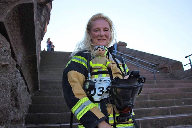 Feuerwehrleute st&uuml;rmen Kyffh&auml;userdenkmal (Foto: Karl-Heinz Herrmann)